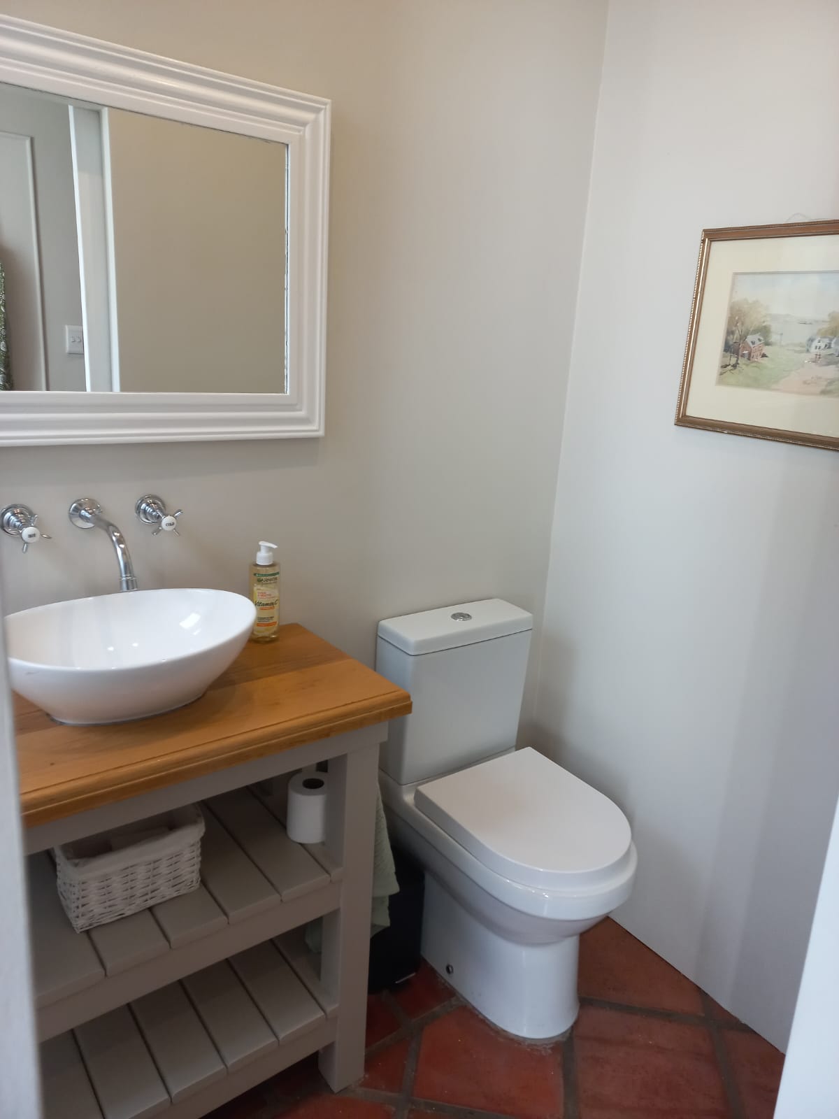 En-suite bathroom with vessel sink and wooden vanity